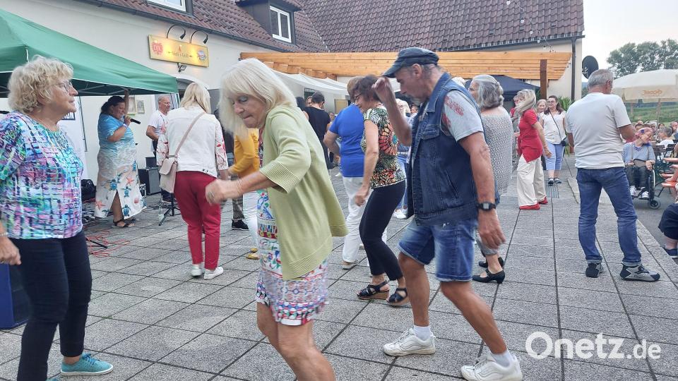 Große Tanzbegeisterung auf der DJK-Terrasse: Die Besucher zeigten sich begeistert von der Hit-Auswahl der Musiker. Bild: Kunz