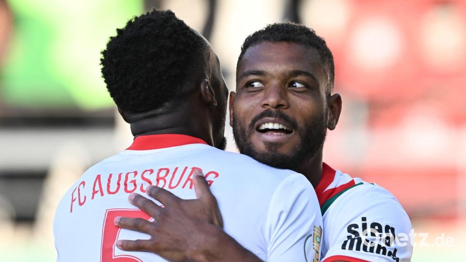 Steve Mounié jubelt nach seinem Tor für Augsburg. Bild: Hendrik Schmidt/dpa