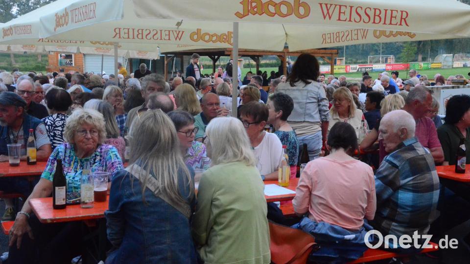 Die Biertische waren schnell gefüllt. Bild: Kunz