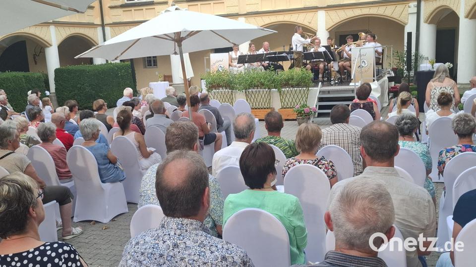 Der Innenhof von Schloss Guteneck bot den passenden Rahmen für die Sommerserenade der &quot;Oberland Musikanten&quot;. Bild: jua