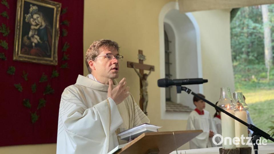 Den Frühgottesdienst zelebrierte Pfarrer Johannes Elberskirch. Bild: aub