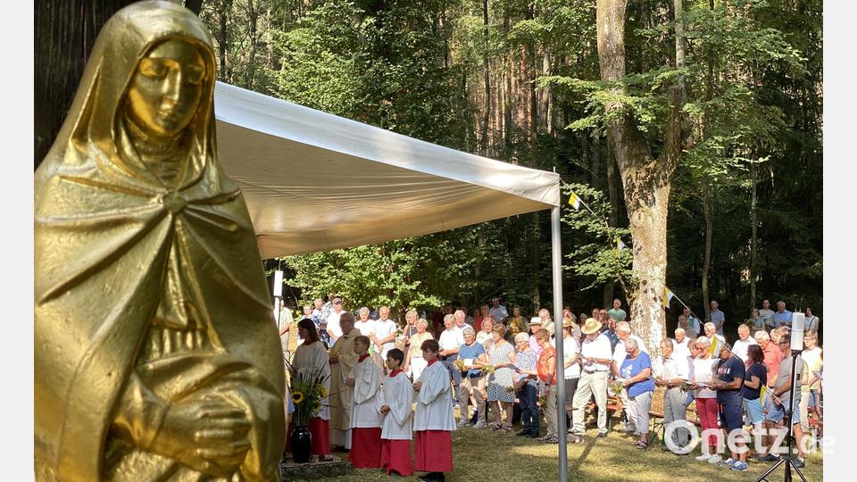 An &quot;Mariä Himmelfahrt&quot; steht die Gottesmutter nicht nur optisch im Mittelpunkt des Festtages am Brünnl. Bild: aub