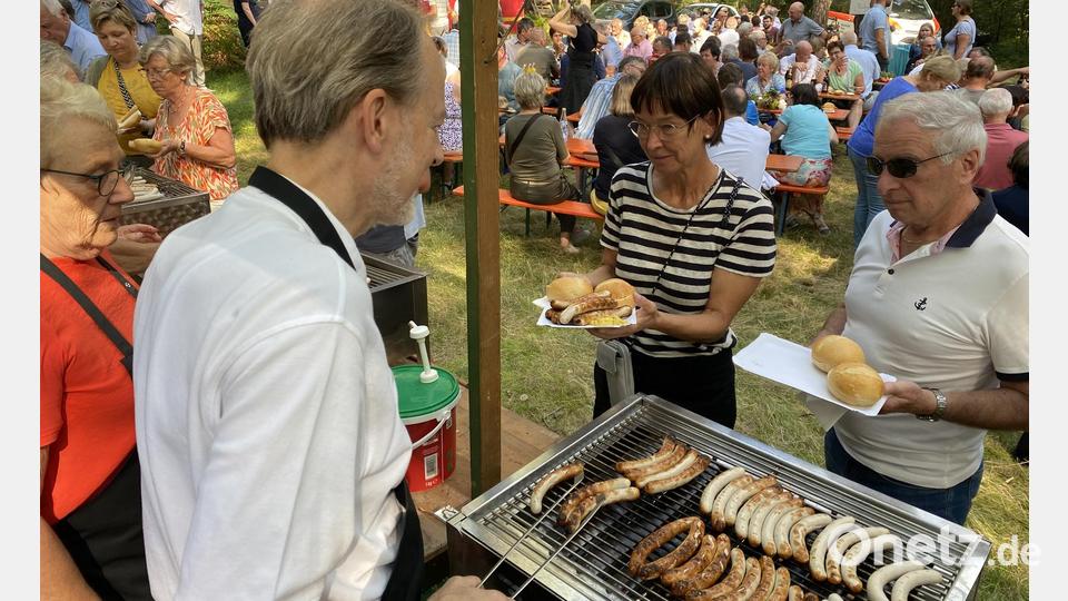 Nur am 15. August bewirtet die Kolpingsfamilie die &quot;Pilger&quot; mit Bratwurst und kühlen Getränken, die heuer angesichts der Schwüle sehr willkommen waren. Bild: aub