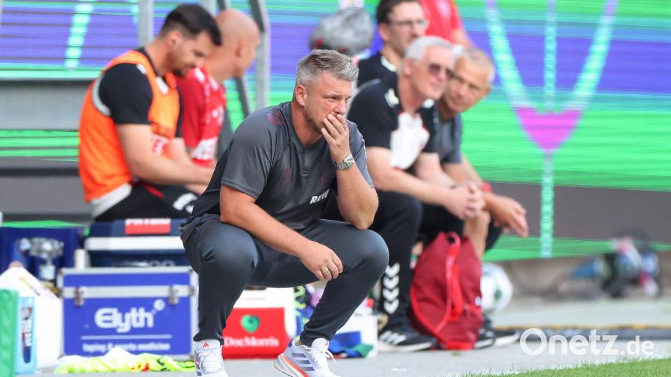 Köln-Trainer Lukas Kwasniok hat noch viel Arbeit vor sich. Bild: Daniel Löb/dpa