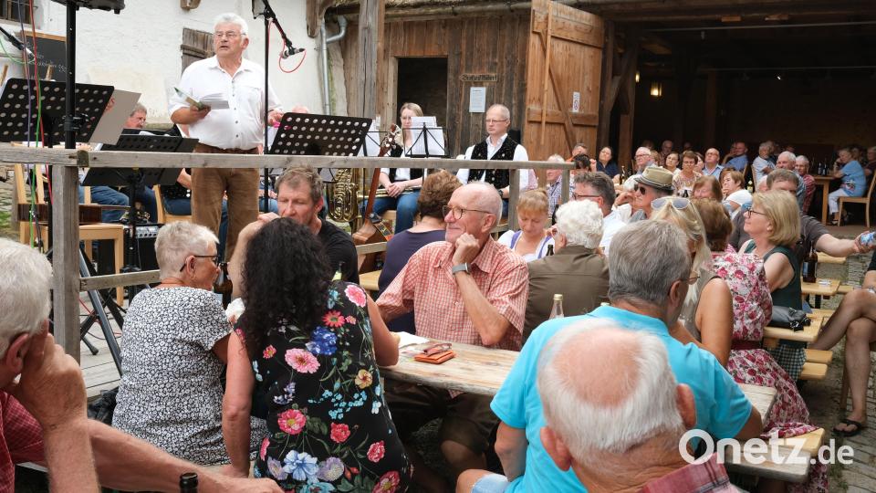 Mundartautor Andreas Ebnet schwärmte in seinen Geschichten von den Schönheiten der Oberpfalz. Bild: Hirsch