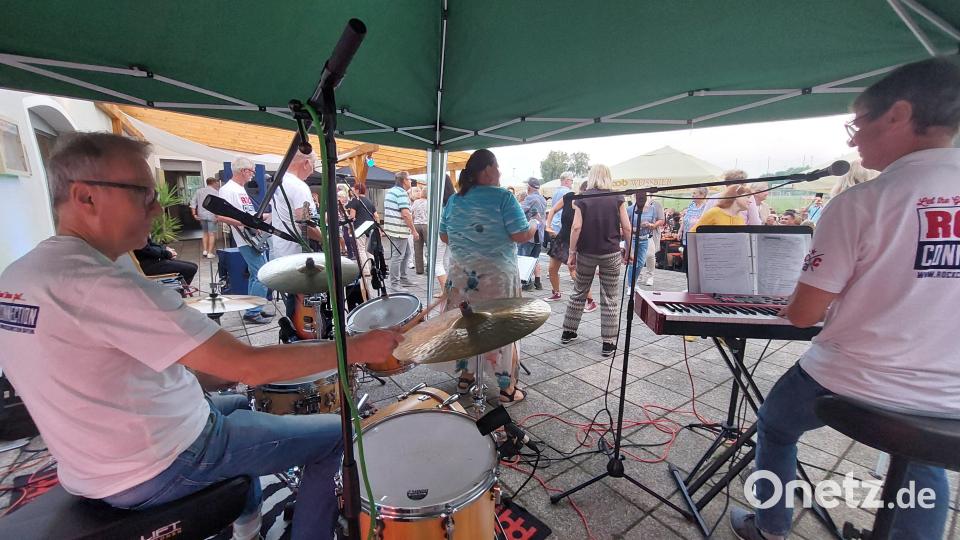 Die Band &quot;RockConnection&quot; begeisterte das Publikum auf der DJK-Terrasse. Bild: Kunz