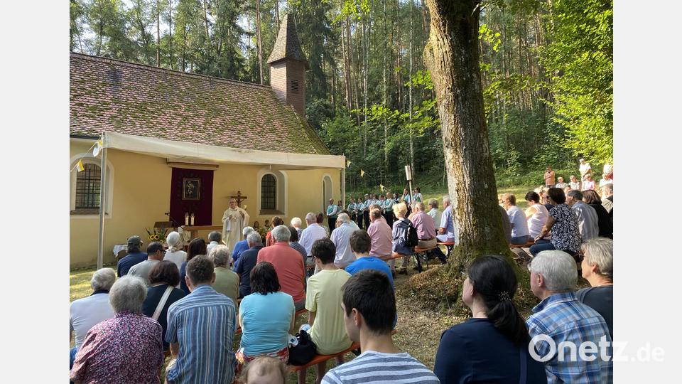 Wie immer ein besonderes Erlebnis: Der Freiluftgottesdienst vor dem Brünnl-Kirchlein mitten im Wald. Bild: aub