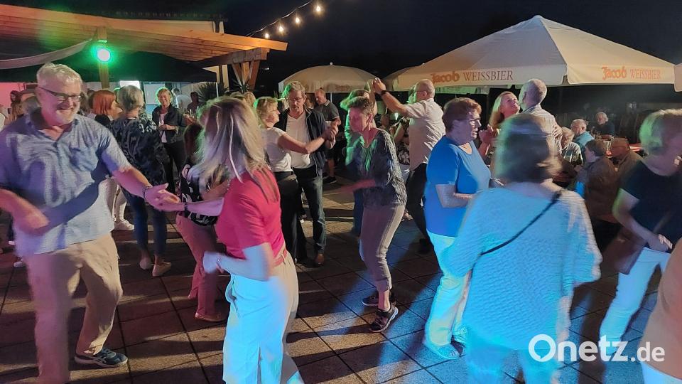 Ab auf die Tanzfläche: Die Besucher des Terrassenkonzertes der DJK Weiden tanzten zu Hits aus vergangenen Jahrzehnten. Bild: Kunz