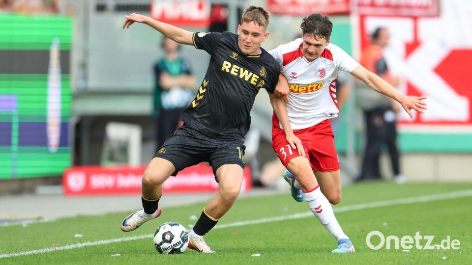 Köln-Neuzugang Isak Johannesson kämpft gegen Regensburg Leo Mätzler um den Ball. Bild: Daniel Löb/dpa