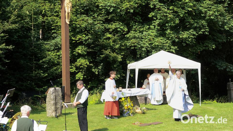 Der Waldthurner Pfarrer Norbert Götz weiht die mitgebrachten Kräuter und die neue Christusfigur am Kreuz am Fahrenberger Freialtar. Bild: fvo