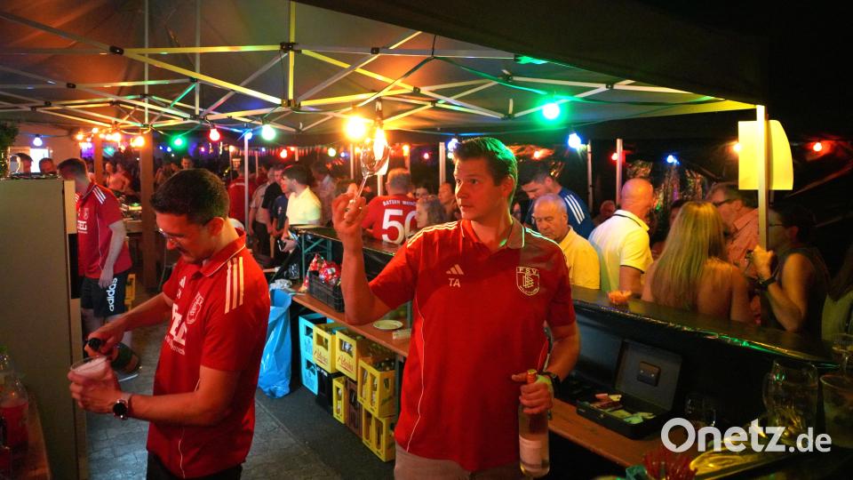 Thomas &quot;Tommaso&quot; Arnold und sein Team boten in der Bar Cocktails, Wein und Bier an. Bild: fvo