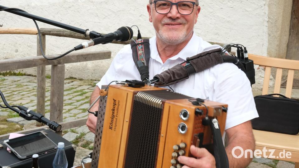 Willi Preißinger spielte auf seiner selbst gebauten Harmonika alpenländische Walzer und &quot;Boarische&quot; aus dem Oberland. Bild: Hirsch