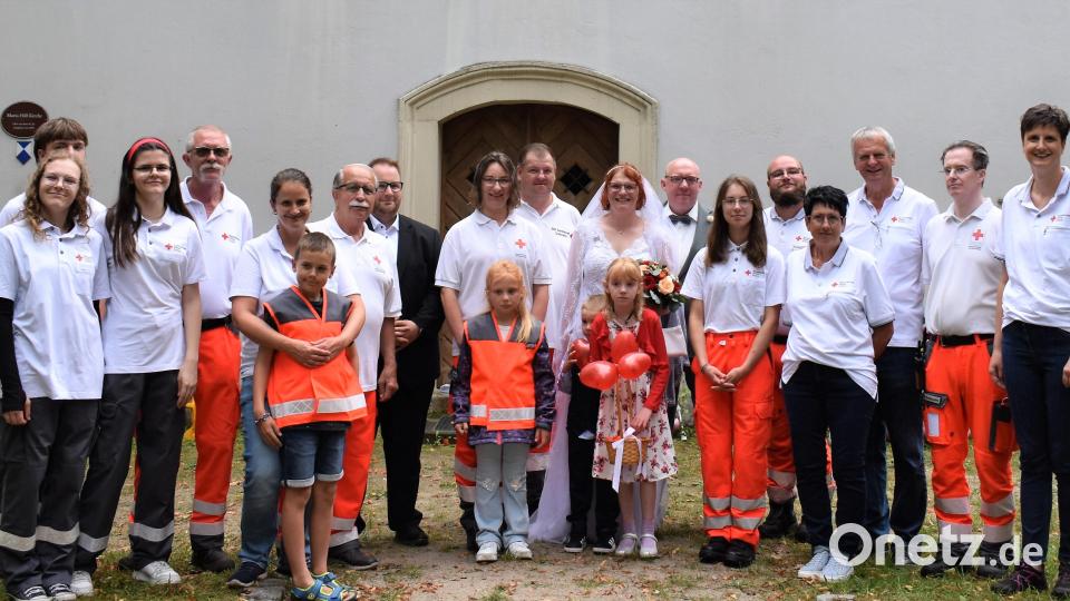 Nach der kirchlichen Trauung in der Maria-Hilf-Kirche auf dem Annaberg gratulierten viele Mitglieder des BRK Grafenwöhr. Bild: rgr