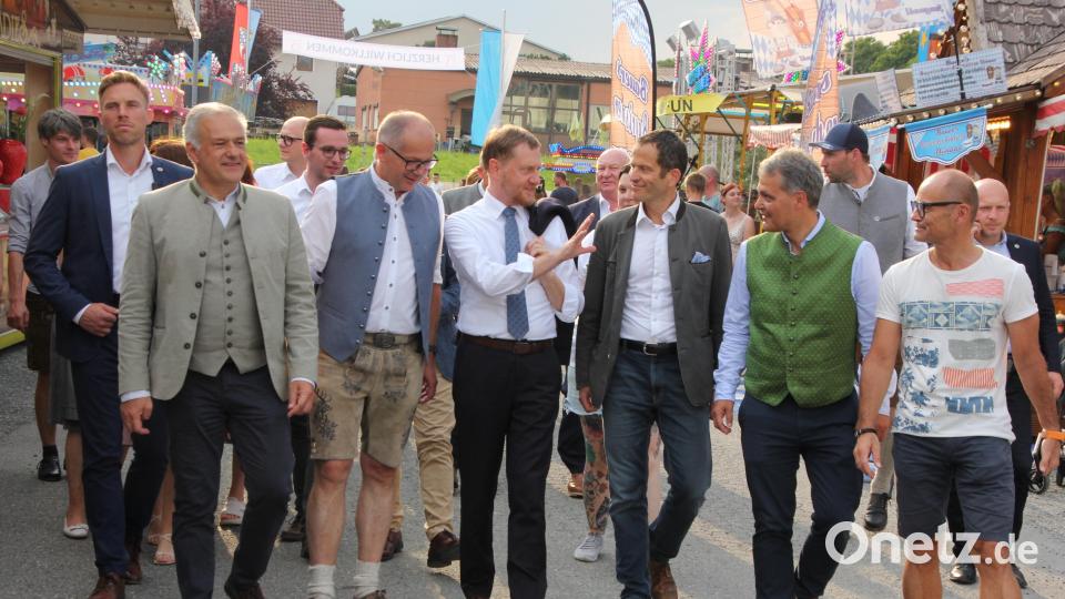 Gang durch das Wiesenfest: (Von links) Landrat Roland Grillmeier, Bürgermeister Roman Schäffler, Sachsens Ministerpräsident Michael Kretschmer, MdB Albert Rupprecht, Leonhard Zintl und stellvertretender Landrat Dr. Alfred Scheidler. Bild: kro