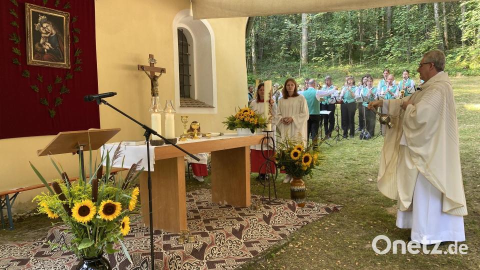 Den Hauptgottesdienst mit Stadtpfarrer Hannes Lorenz umrahmte die Jugendblaskapelle Nabburg, die später auch nur zur Bewirtung aufspielte. Bild: aub