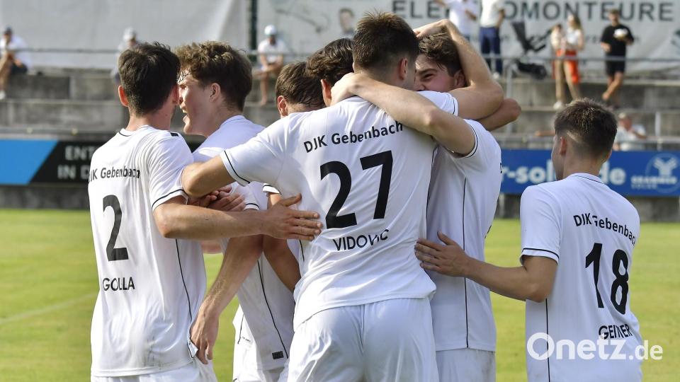 Riesenjubel bei den Spielern der DJK Gebenbach nach dem 7:0-Kantersieg gegen den Würzburger FV. Bild: Hubert Ziegler