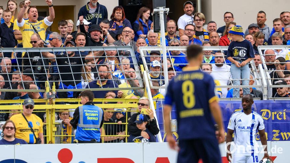 Christopher Antwi-Adjei (r, FC Schalke 04) steht bei einem Einwurf. Der Spieler gab nach dem Spiel an, dabei rassistisch beleidigt worden zu sein. Bild: Jan Woitas/dpa