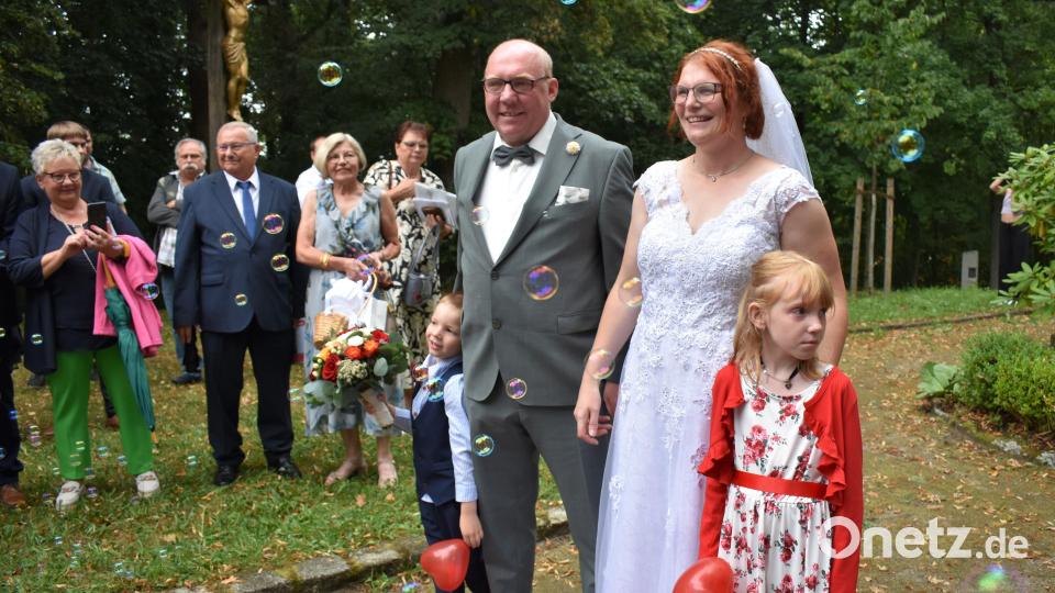 Nach der Trauung erhielten Dominik und Elisabeth Amtmann viele Glückwünsche. Auch ihre zwei Kinder feierten mit ihnen. Bild: rgr