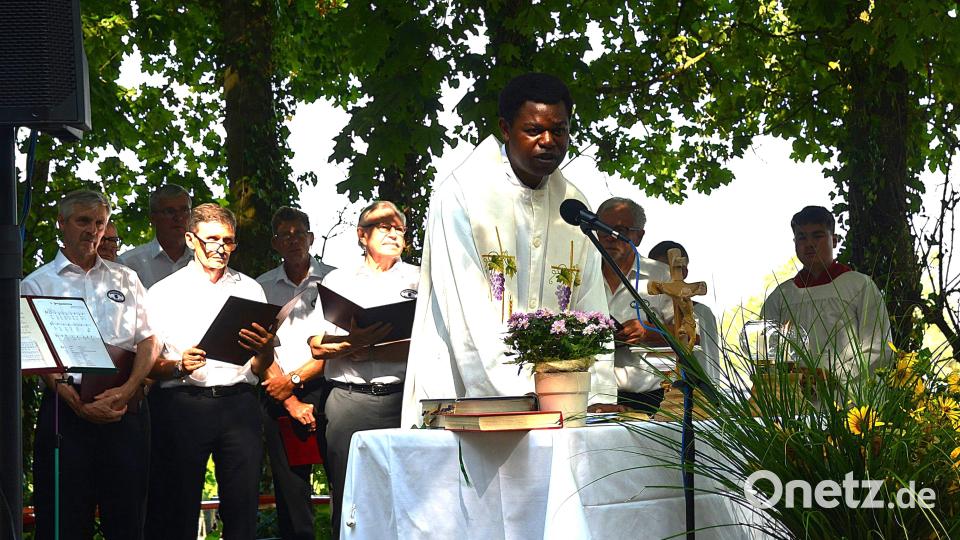 Pfarrvikar Ndudi Lelechi fand bei den Gottesdienstbesuchern mit seiner freundlichen, menschlichen Art den richtigen Ton. Was ebenso für den Ehenfelder Männerchor mit den vorgetragenen Liedern zutraf. Bild: fdl