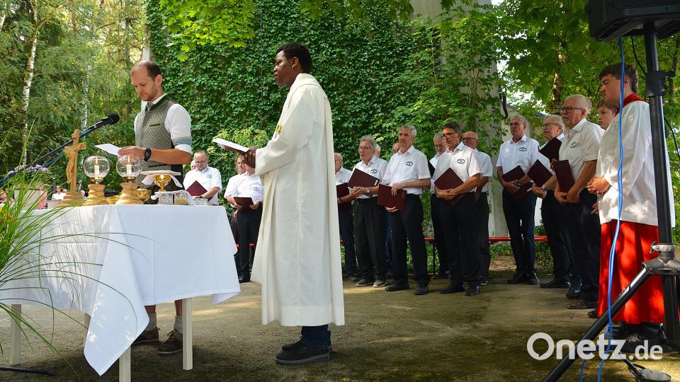 Der Gottesdienst zur Eröffnung des Rödlaser Turmfestes wurde zelebriert von Parrer Ndudi Lelechi. Der Ehenfelder Männerchor umrahmte ihn musikalisch. Hubert Deichl trug die Fürbitten vor. Bild: fdl