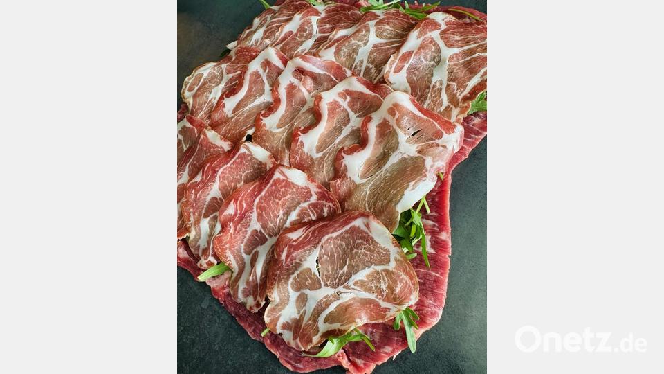 Auf das aufgeklappte Fleisch kommen Rucola, Coppa (oder Serrano-Schinken) ... Bild: Florian Wagner, Stiftlandgriller e.V.