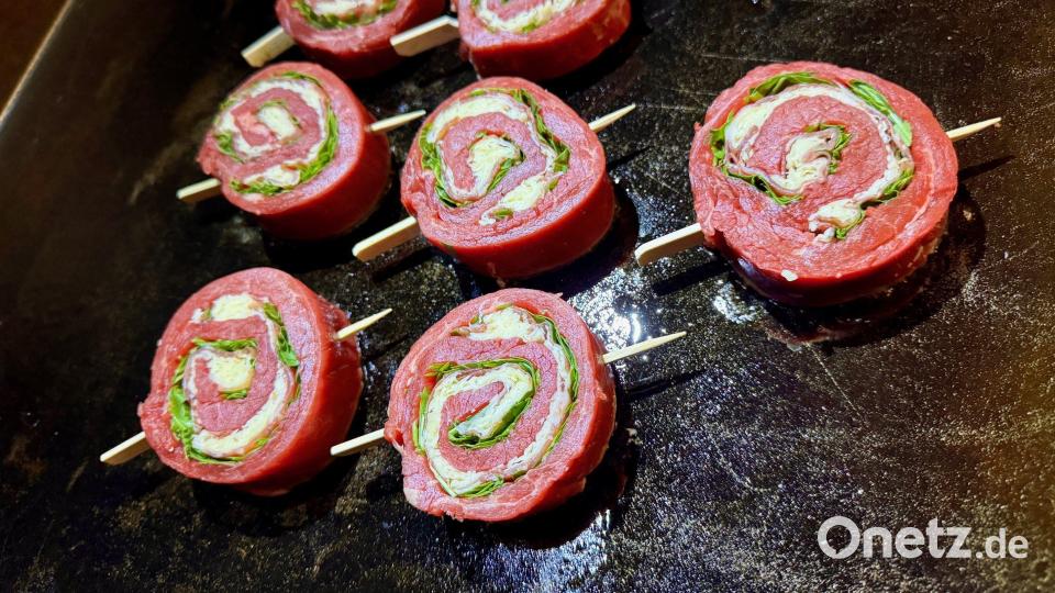 Eine heiße Plancha (oder Grillpfanne) macht das Fleisch außen kross. Innen sollte es zart und saftig bleiben. Bild: Florian Wagner, Stiftlandgriller e.V.