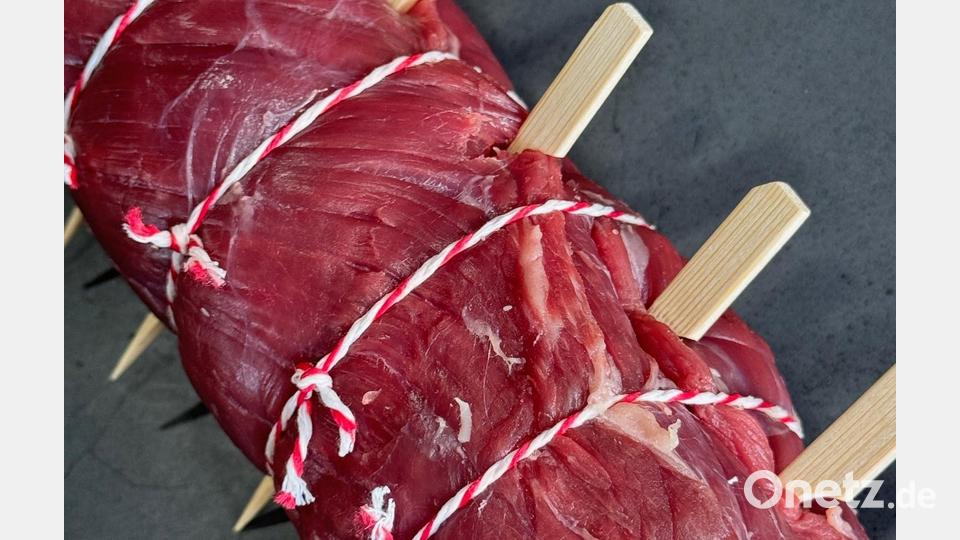 Das belegte Flanksteak wird gerollt, gebunden, auf Spießchen gesteckt und dann in Scheiben geschnitten. Das Küchengarn ist danach überflüssig. Bild: Florian Wagner, Stiftlandgriller e.V.