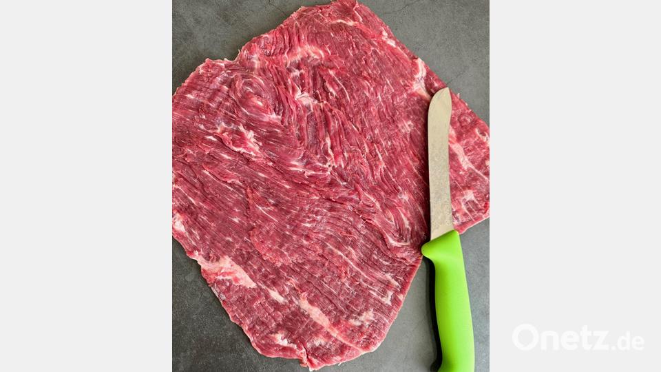 Das ohnehin eher dünne Flanksteak wird nach dem Schmetterlingsschnitt aufgeklappt. Bild: Florian Wagner, Stiftlandgriller e.V.