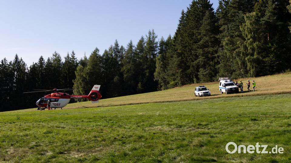 Beim Gasthof Räuberfelsen erfolgte die Übergabe des schwerverletzten Kletterers an den Rettungshubschrauber. Bild: Roland Wellenhoefer