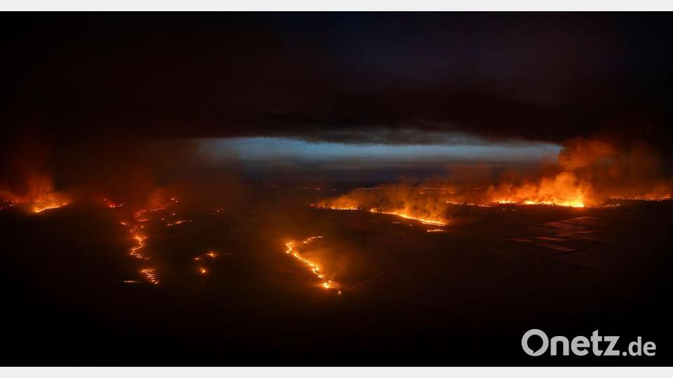 Deutsche Feuerwehrleute aus Nordrhein-Westfalen und Niedersachsen werden voraussichtlich in der Extremadura bei der Waldbrandbekämpfung helfen. Bild: Carlos Criado/EUROPA PRESS/dpa