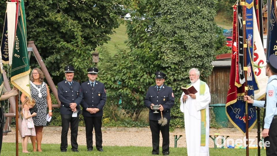 Nach dem Festgottesdienst segnete Pfarrer Edmund Prechtl den mit neuen Spielgeräten ausgestatteten Feilersdorfer Spielplatz. Bürgermeisterin Carmen Pepiuk und neben ihr Feuerwehrvorsitzender Stefan Lex sprachen Grußworte. Bild: Bernhard Piegsa