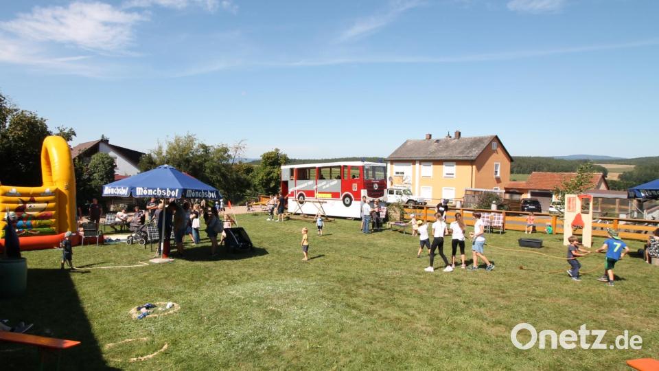 Ein Spielenachmittag auf dem Kinderspielplatz lockte viele kleine und große Besucher an. Bild: Bernhard Piegsa