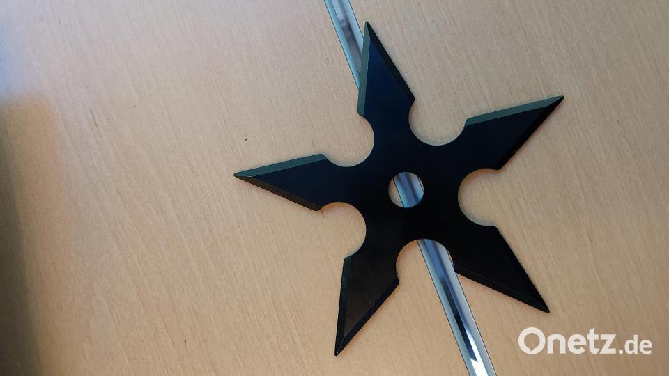 Die Beamten stellten bei dem 18-Jährigen einen Wurfstern sicher. Bild: Bundespolizei