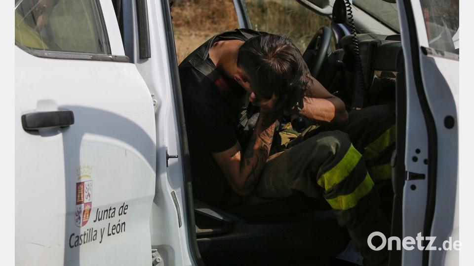 Viele der spanischen Brandbekämpfer sind nach mehr als zwei Wochen im Dauereinsatz erschöpft. Bild: Fernando Otero/EUROPA PRESS/dpa