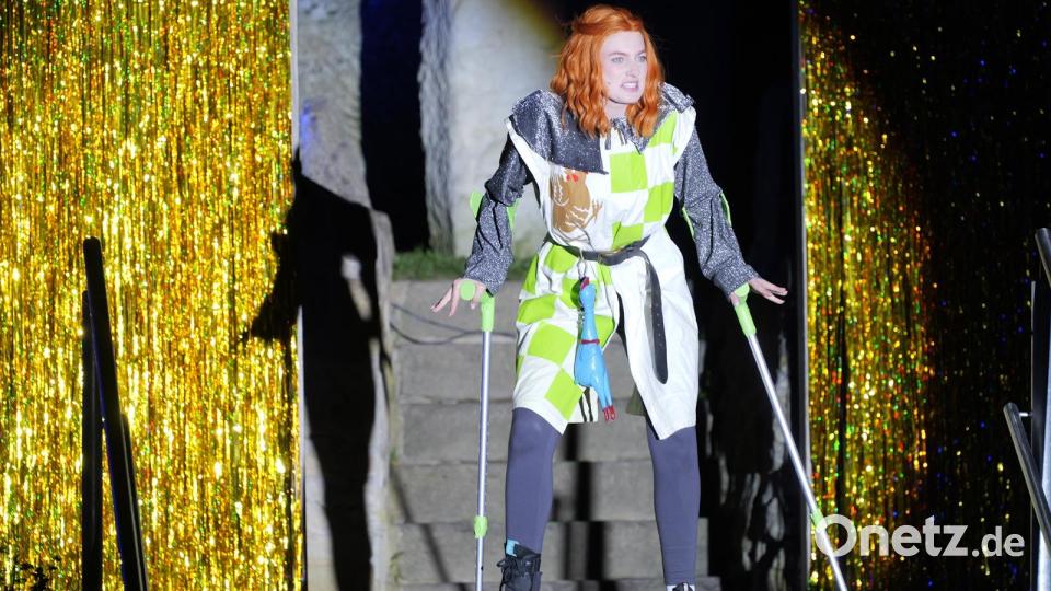 Sir Robin auf Krücken bei der Aufführung von &quot;Spamalot&quot; in Grafenwöhr. Archivbild: Florian Wein