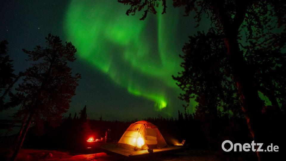 Nordlichter, auch bekannt als Aurora Borealis, sind am frühen Morgen am Himmel über einem Zelt in der Nähe von Yellowknife in Kanada zu sehen. Bild: Mark Schiefelbein/AP/dpa