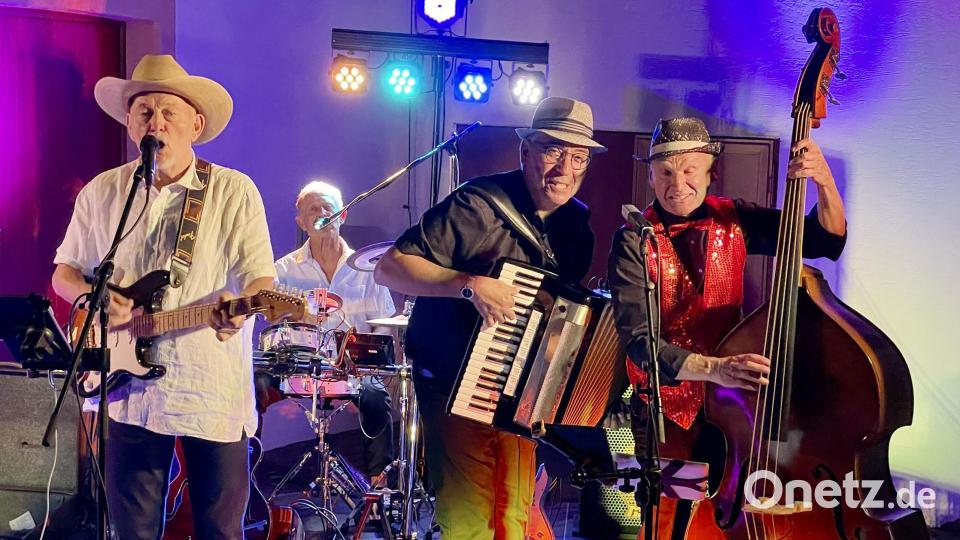 Die vier Jukebox-Heroes Ernst Bräutigam, Sigi Knorr, Reinhard Seitz und Anton Zweck (von links) entführten in die musiklasche Vergangenheit mit großartigen Klassikern. Bild: Gerhard Götz