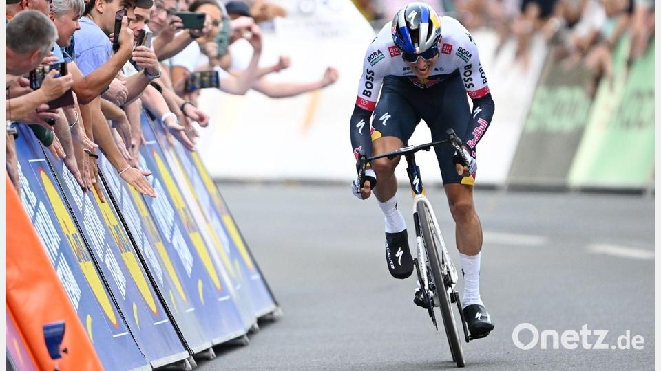Der deutsche Radsport-Star Florian Lipowitz wird beim Einzelzeitfahren der Deutschland Tour, seinem ersten Rennauftritt nach dem dritten Gesamtrang bei der Tour de France, gefeiert. Bild: Federico Gambarini/dpa