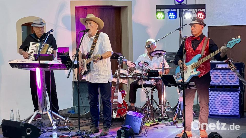 Die vier Jukebox-Heroes entführten in die musiklasche Vergangenheit mit Klassikern der Beatles oder Elvis Presley. Bild: Gerhard Götz