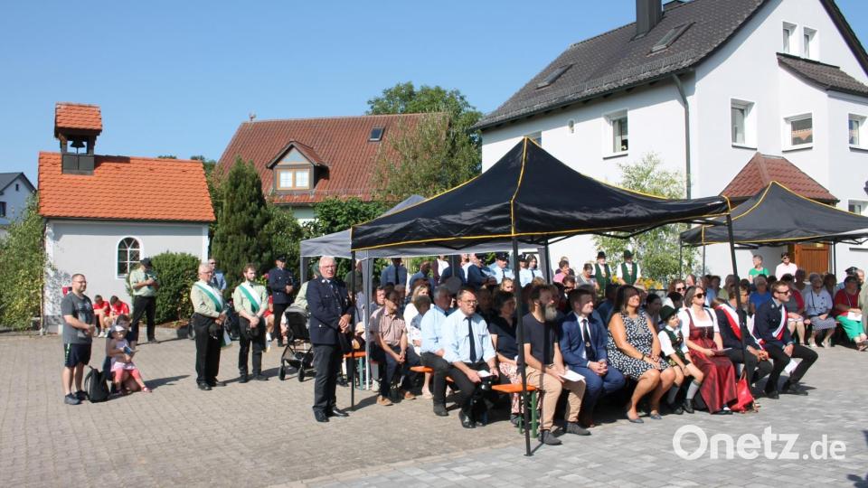 Auf dem Platz bei der Heilige-Familie-Kapelle (hinten, links) feierte eine große Festgemeinde den Gottesdienst zum Feilersdorfer Feuerwehr- und Kapellenjubiläum mit. Bild: Bernhard Piegsa