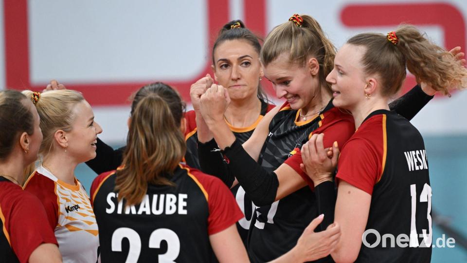 Am Samstag geht es los für die Volleyballerinnen. Bild: Arne Dedert/dpa