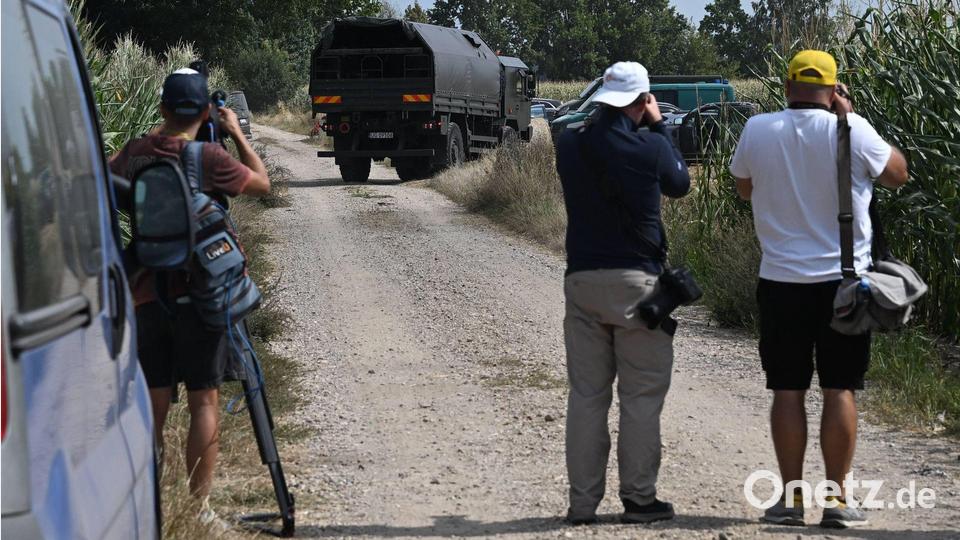 Die Einsatzkräfte sichern das Gebiet eines Maisfeldes in Osiny, Ostpolen, auf das am 20. August 2025 ein  Objekt fiel. Dabei handelte es sich nach Angaben der Regierung in Warschau um eine russische Drohne. Bild: Wojtek Jargilo/PAP/dpa