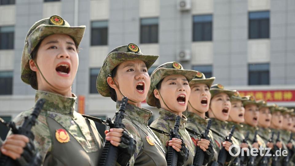 Im Gleichschritt: Soldatinnen der chinesischen Volksbefreiungsarmee üben in Peking Marschieren. Am 3. September hält China eine große Militärparade anlässlich des 80. Jahrestages des Sieges über Japan im Zweiten Weltkrieg ab. Bild: Johannes Neudecker/dpa