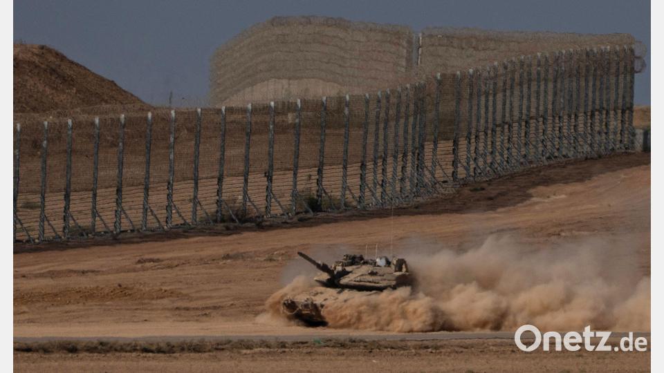 Ein israelischer Panzer bewegt sich durch ein Gebiet nahe der Grenze zwischen Israel und Gaza, vom Süden Israels aus gesehen. Bild: Maya Levin/AP/dpa