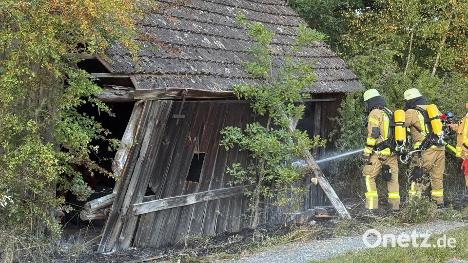 In der Nähe eines Felds entlang der B 299 zwischen Premenreuth und Josephshof hat am Dienstagabend eine Scheune gebrannt. Die Feuerwehrleute hatten den Brand aber schnell unter Kontrolle. Bild: nza