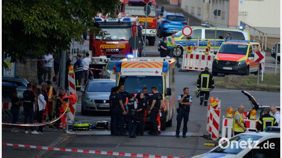 Einsatzkräfte riegeln den Tatort in Völklingen ab. Bild: Gianni Gattus/dpa
