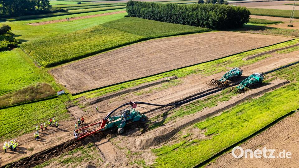 Der Pflug mit den beiden Seilwindenfahrzeugen im Einsatz im Abschnitt D3a des Suedost-Link Bild: Tennet/exb