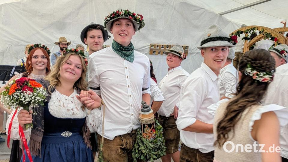 Mit Blumenstrauß und Krug: Leonie Wächter und Korbinian Götz sind das neue Oberkirwapaar in Theuern. Bild: Christian Schrott