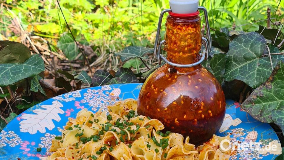 Chili-Öl zum Verfeinern von Speisen oder auch - hübsch verpackt - ein schnelles Geschenk. Bild: Birgit Nirschl/exb