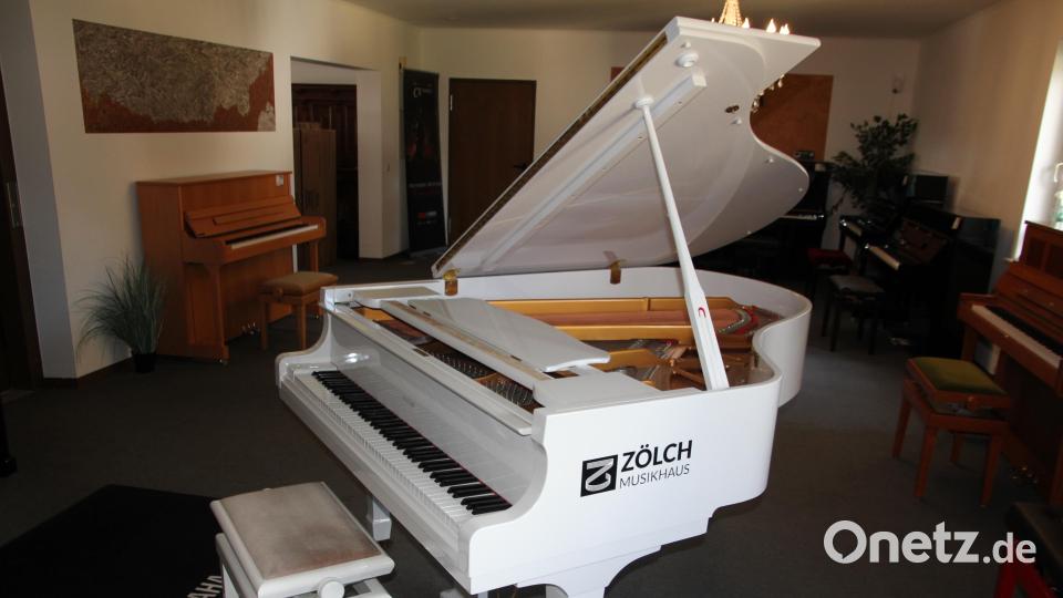 Ein Blickfang ist dieses elegante weiße Klavier. Bild: kro